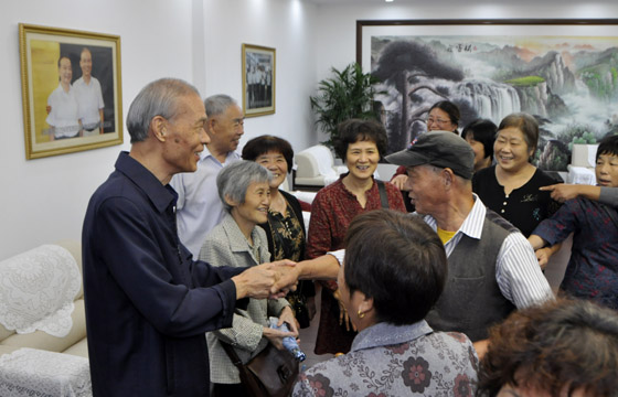 上上電(dian)纜召開50周年(nian)老職工(gong)座談會